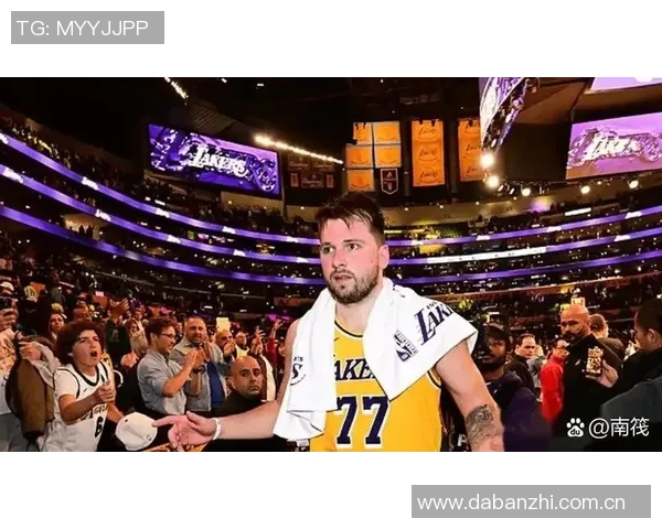 东契奇上半场表现抢眼8投4中斩获16分并贡献4篮板7助攻1抢断1盖帽 东契奇上半场表现抢眼8投4中斩获16分并贡献4篮板7助攻1抢断1盖帽