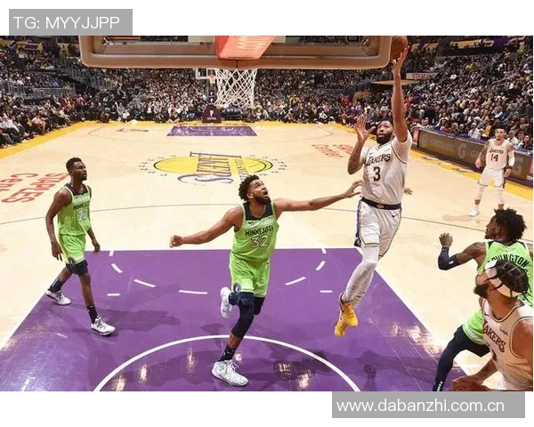 浓眉缺席九场比赛坐板凳身穿NFL球衣观战绿湾包装工比赛 浓眉缺席九场比赛坐板凳身穿NFL球衣观战绿湾包装工比赛