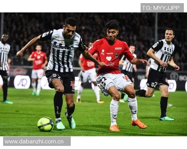 多特蒙德半场领先弗赖堡本塞拜尼进球丘库埃梅卡射门中柱